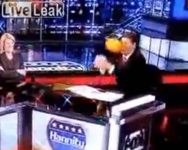 Δημοσιογράφος έφαγε μπάλα στο πρόσωπο!