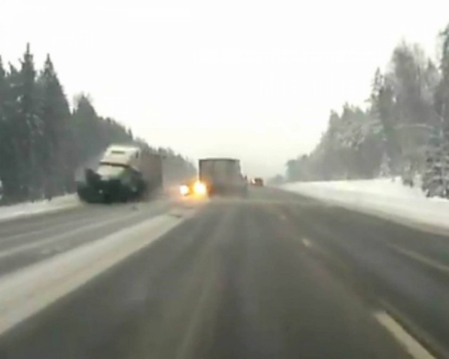 Θανατηφόρο τροχαίο σε χιονισμένο δρόμο on camera