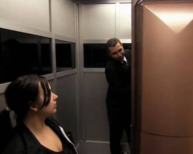 Φάρσα με φέρετρο μέσα σε ασανσέρ