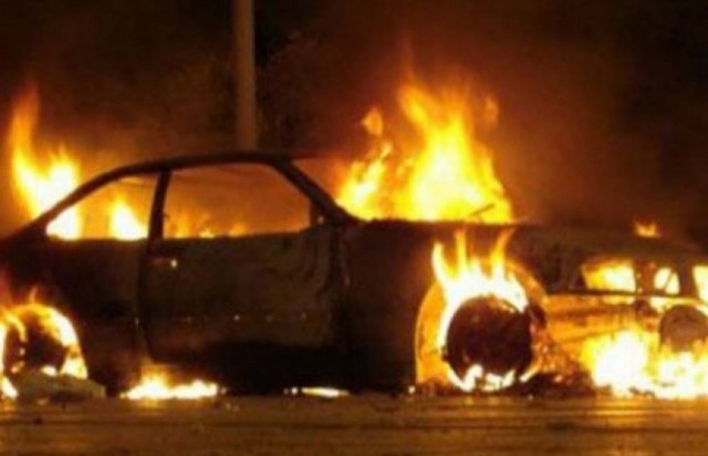 Στις φλόγες δύο οχήματα στη Γλυφάδα2