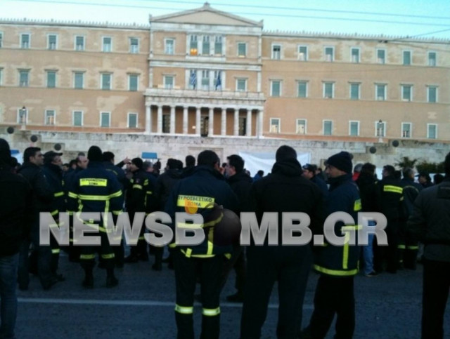 Στη Βουλή οι ένστολοι