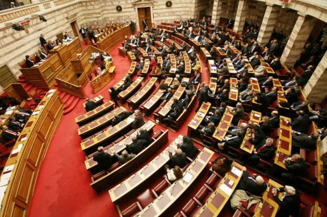 Με ευρεία πλειοψηφία πέρασαν οι περικοπές των συντάξεων από την Βουλή