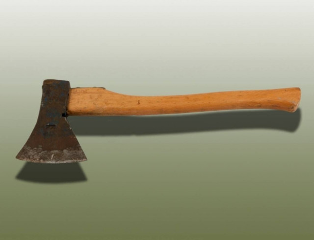 Ξυρίζεται με... φτυάρι και τσεκούρι!