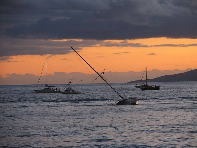 Εφιάλτης για δύο επιβάτες ιστιοφόρου – Παρασύρθηκαν από τους ανέμους