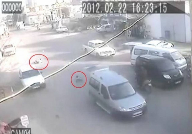 Παιδιά πετάγονται έξω από εν κινήσει αυτοκίνητο