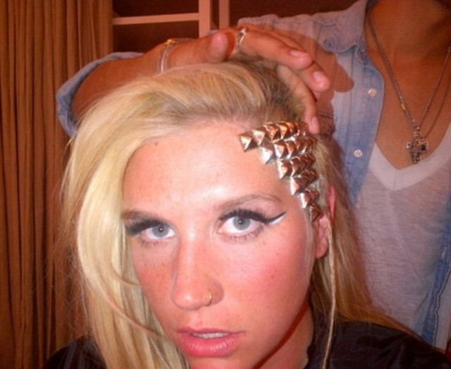 Ξύρισε και έβαλε μεταλλικά τρουκς στο κεφάλι της!