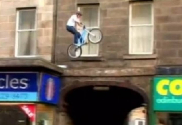 Απίστευτα κόλπα πάνω σε δυο τροχούς!