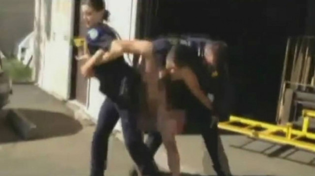 Άνεργος βγήκε από τα ρούχα του για να βρει δουλειά!