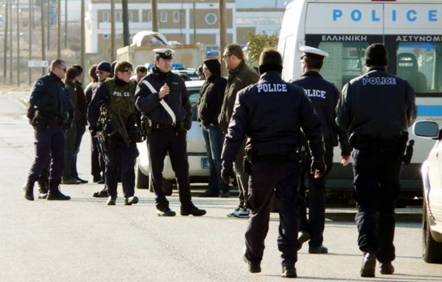 Ο οπλοφόρος ζητά 30.000 για να αφήσει τους ομήρους