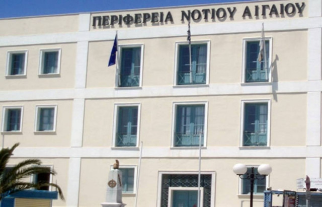 Κατάληψη της Περιφέρειας Ν. Αιγαίου από το Σωματείο Φορτοεκφορτωτών