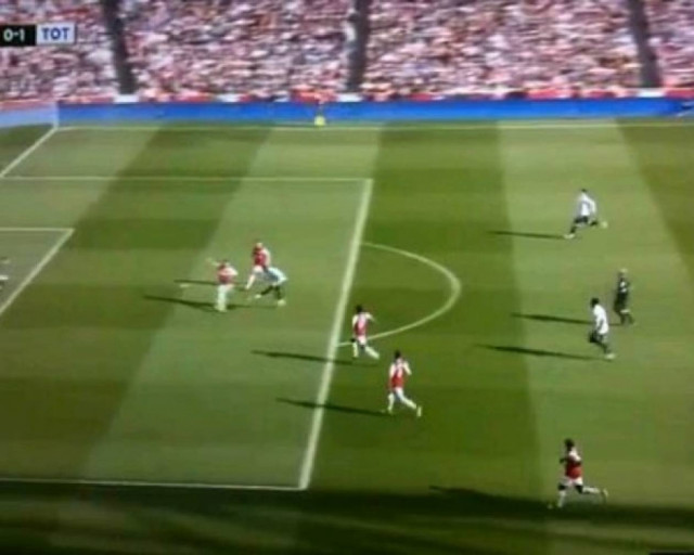 Ο διαιτητής πανηγυρίζει το γκολ της Τότεναμ!