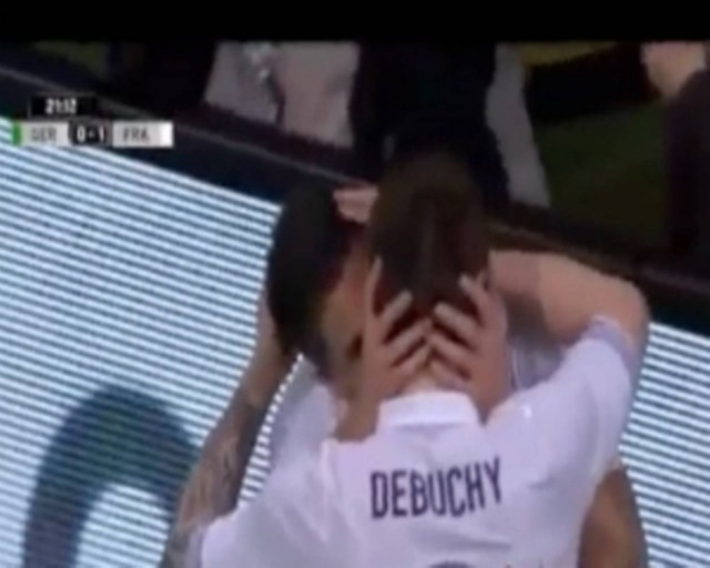 Σάλος στο διαδίκτυο με το «γαλλικό» φιλί ποδοσφαιριστών!