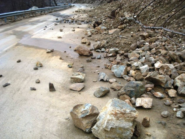 Με προσοχή οι οδηγοί στα Χανιά λόγω των κατολισθήσεων