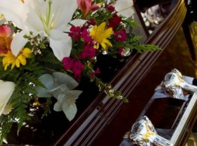 Σηκώθηκε από το φέρετρο… για να φάει