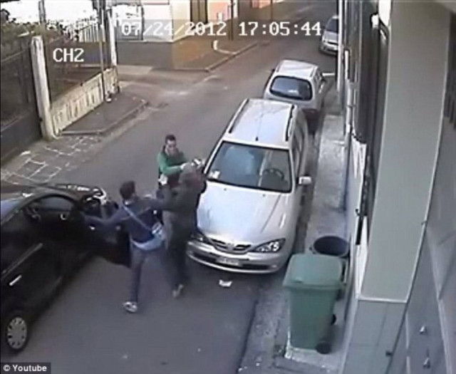 Ψάχνει τους ληστές της μάνας του μέσω YouTube!