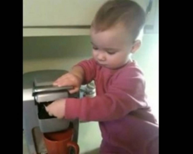 Το μωρό που φτιάχνει καφέ στην μαμά του!