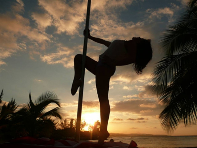 Πορνοστάρ και στριπτιζέζ προσλάμβανε ομογενής πολιτικός