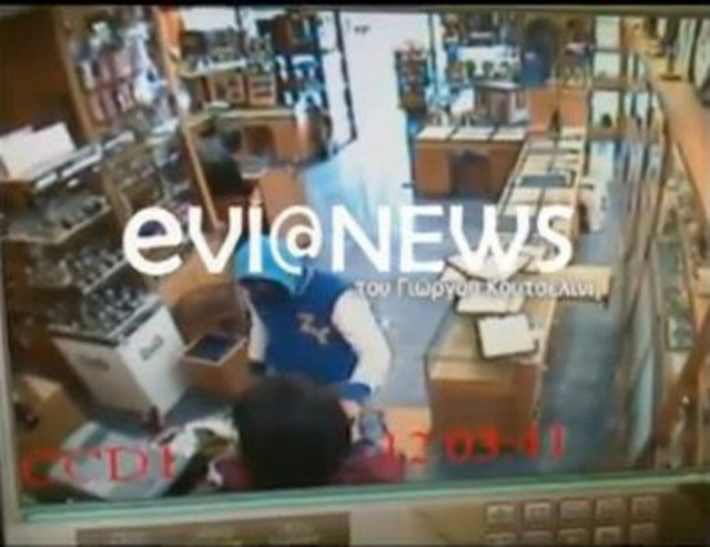 Καρέ καρέ ληστεία σε κοσμηματοπωλείο