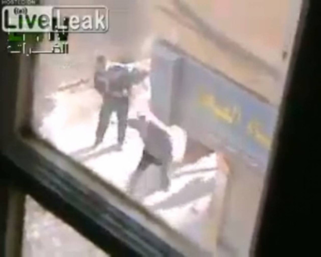 Σοκαριστικό video: Ελεύθερος σκοπευτής πυροβολεί παιδί στη Συρία