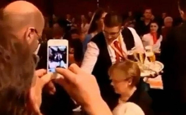 O σερβιτόρος, που… έλουσε τη Μέρκελ με 5 μπύρες, περιγράφει…