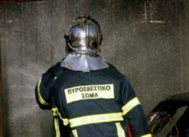 Στις φλόγες πολυκατοικία στα Καλύβια