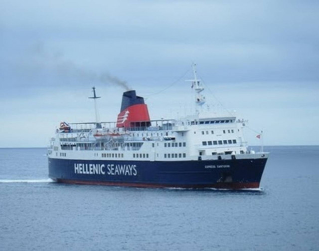 Ταλαιπωρία για τους επιβάτες του «Express Santorini»