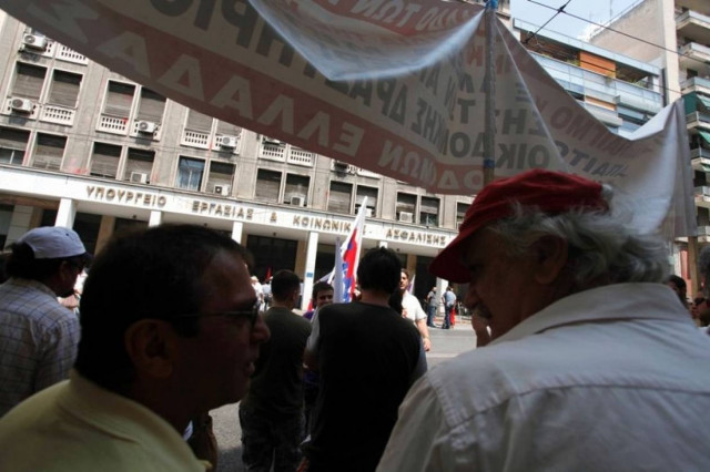 Οι οικοδόμοι στο υπουργείο Εργασίας