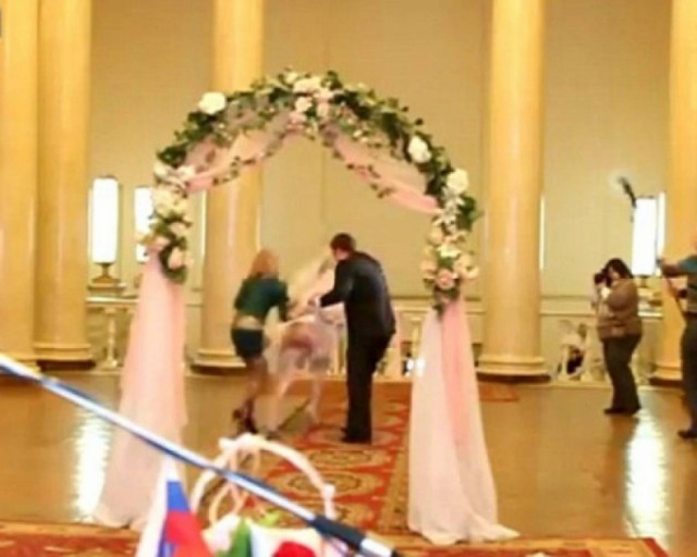 Η πιο ντροπιασμένη νύφη έπεσε και... έμεινε με το εσώρουχο!