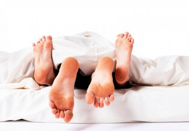 Έπιασε τον άνδρα της στο κρεβάτι μαζί με τον κουμπάρο