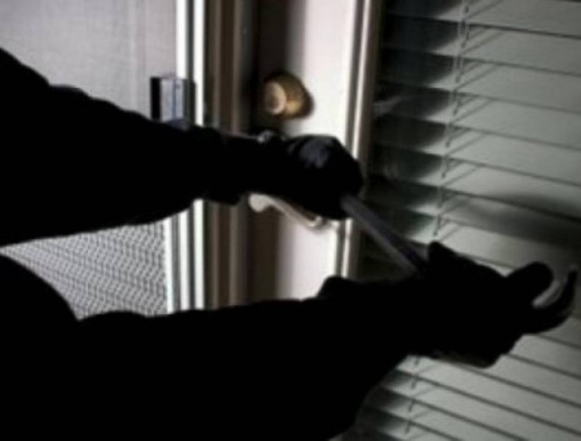 Hλικιωμένος αντιμέτωπος  με τέσσερις διαρρήκτες