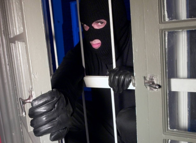 Τον έδεσαν, τον λήστεψαν, του πήραν και το αμάξι!