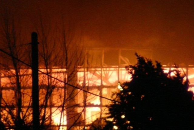 Σε ύφεση η πυρκαγιά στο εργοστάσιο Πέτσας στην Κομοτηνή