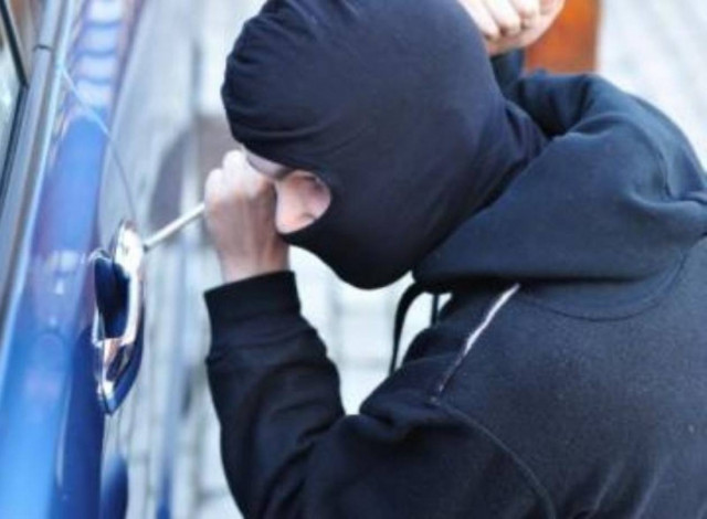 Tους έπιασαν να κλέβουν εξαρτήματα αυτοκινήτου