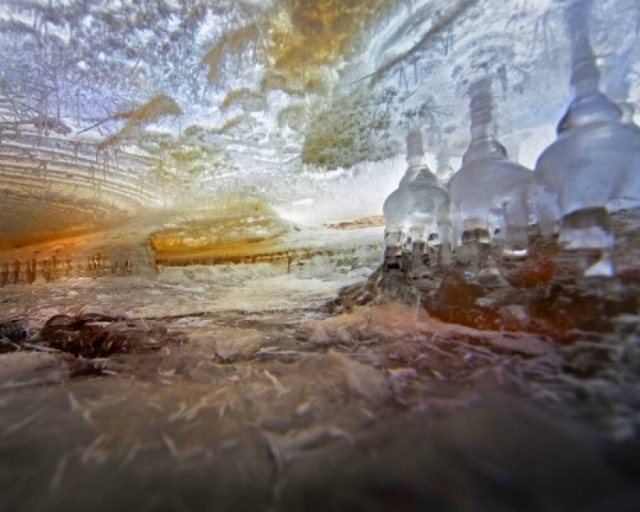 Εκπληκτικές φωτογραφίες κάτω από τον πάγο!