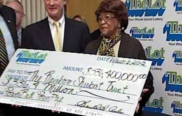 Ηλικιωμένη έκρυβε τυχερό λαχείο μέσα στη Βίβλο