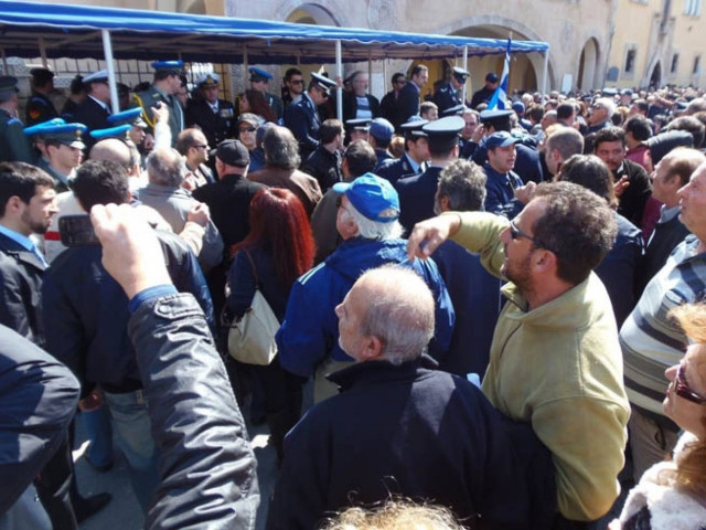 Παρέλαση με επεισόδια στη Ρόδο- Δείτε βίντεο