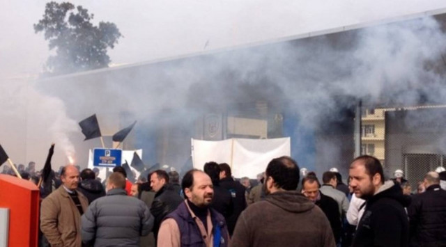 Έξω από το υπουργείο Άμυνας οι εργαζόμενοι στα Ναυπηγεία Σκαραμαγκά