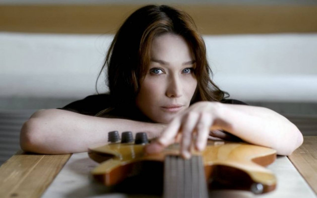 «Έχω κάνει πολλά λάθη» λέει η Κάρλα Μπρούνι