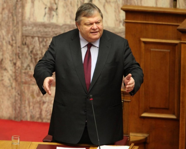 Σε υψηλούς τόνους η κόντρα Τσίπρα-Βενιζέλου στη Βουλή