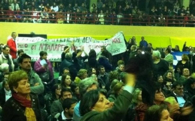 Μετά τα γιαούρτια πέταξαν  νεράντζια και πορτοκάλια στον Νταλάρα!