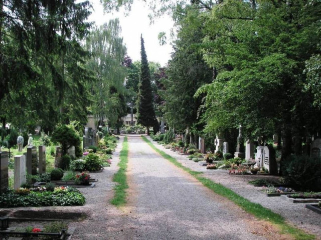 Έκλεψαν καντήλια από νεκροταφείο