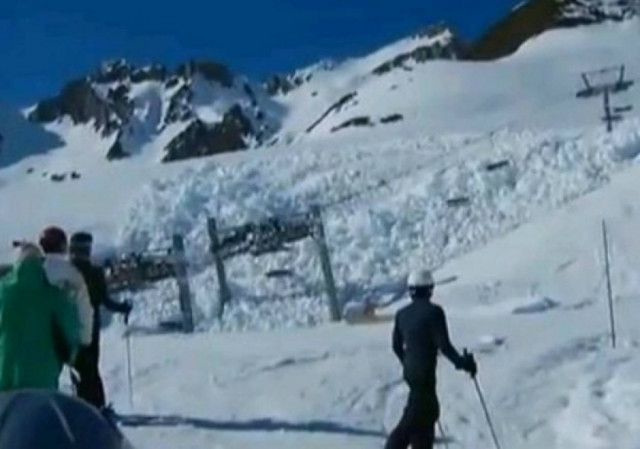 Γιγαντιαία χιονοστιβάδα καταστρέφει lift χιονοδρομικού κέντρου