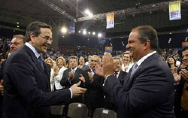 Όρθιος χειροκροτούσε τον Σαμαρά ο Καραμανλής