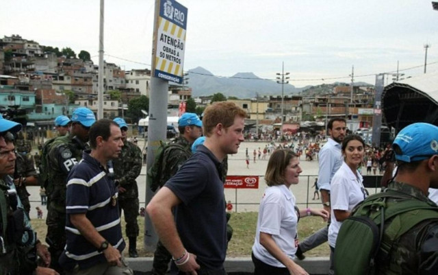 Επεισόδια σε φαβέλα του Ρίο πριν την άφιξη του πρίγκιπα Χάρι