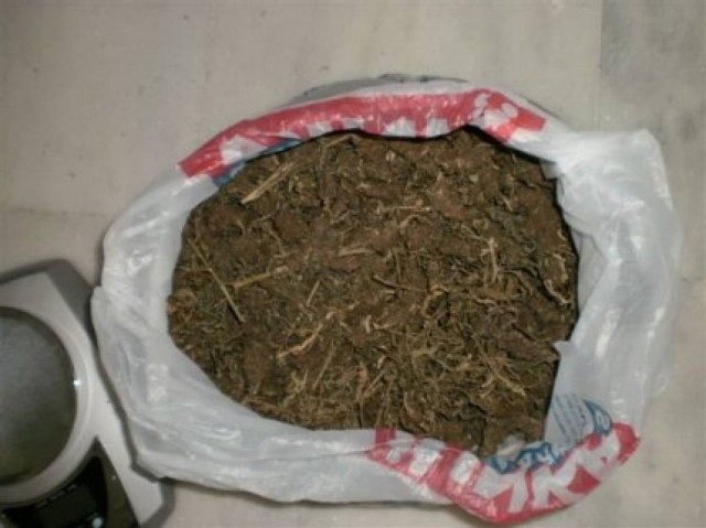 Παρέδωσε το χασίς στους αστυνομικούς