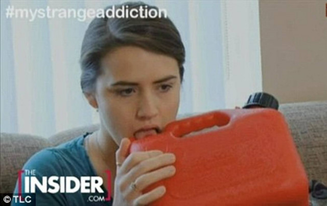 Σοκάρει η νεαρή που πίνει βενζίνη!