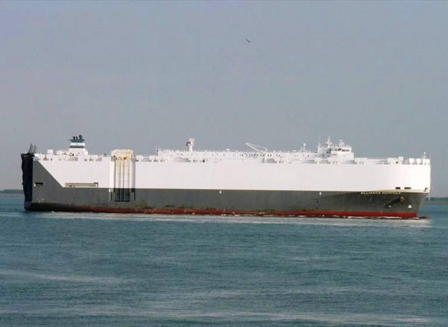 Στις φλόγες RO/RO πλοίο στη ράδα του Πειραιά