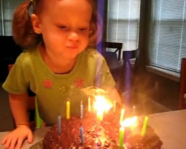 Όταν τα πιτσιρίκια τα βάζουν με τούρτες γενεθλίων