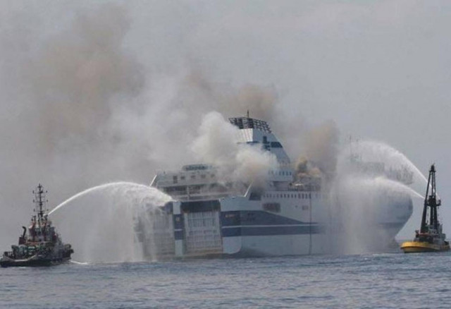 Φωτιά σε πλοίο στον Πειραιά