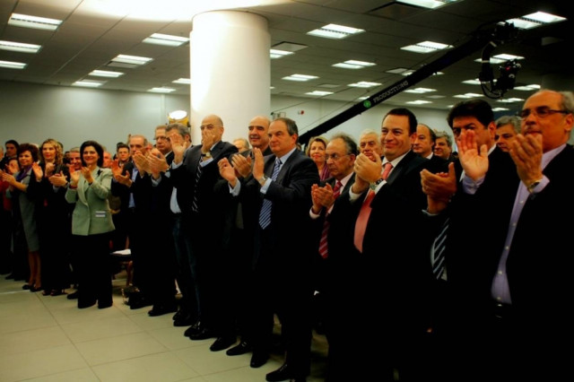 Κόντεψαν να… «κουφάνουν» τον Καραμανλή